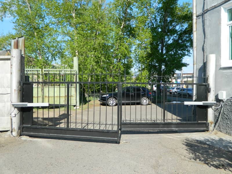 Уличные ворота DoorHan в Смоленске с установкой