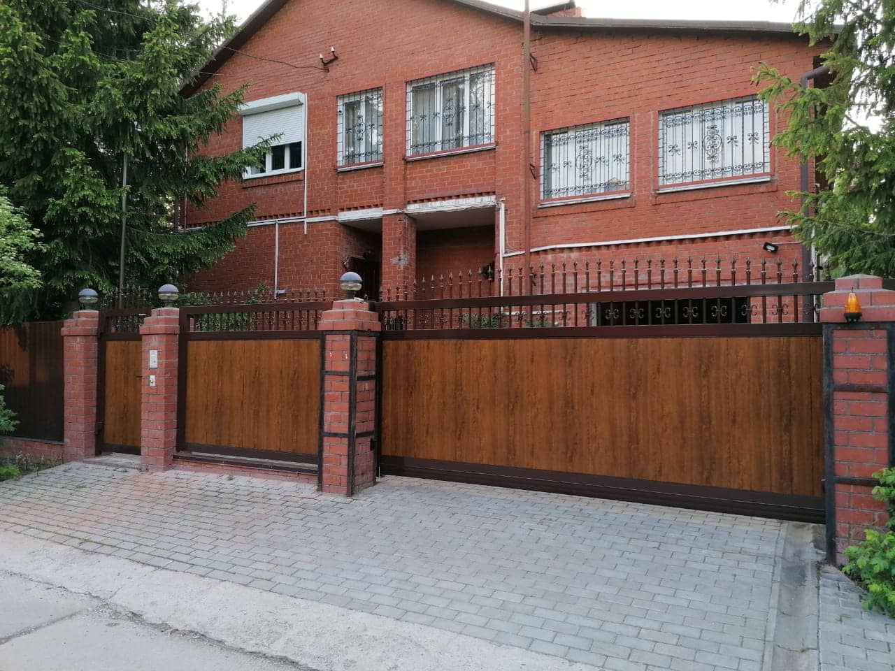 Уличные ворота DoorHan в Смоленске с установкой