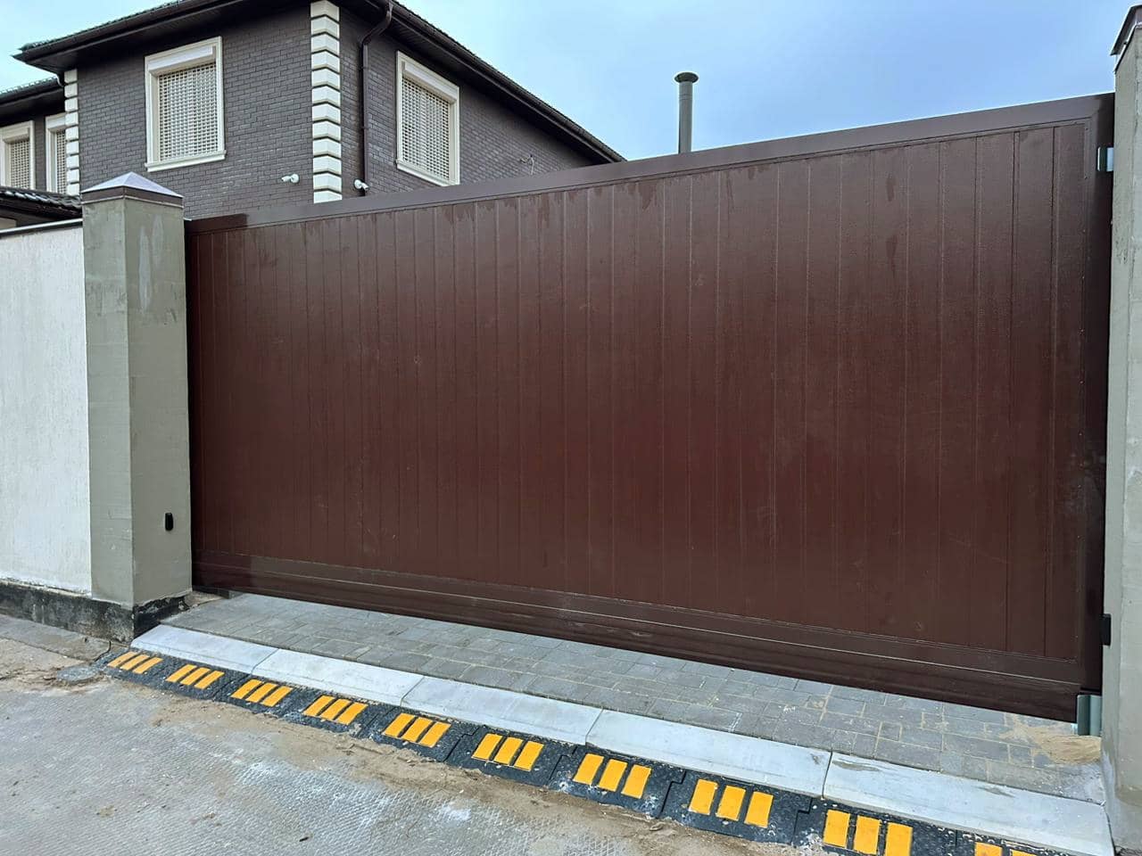 Уличные ворота DoorHan в Смоленске с установкой